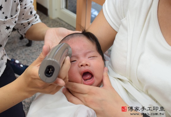 蔡寶寶(台中市北區嬰兒寶寶滿月剃頭理髮、免費嬰兒剃胎毛儀式吉祥話)。中國風會場，爸媽寶貝免費穿「日中韓」古裝禮服。專業拍照、DVD光碟、證書。★購買「臍帶章、肚臍章、胎毛筆刷印章」贈送：剃頭、收涎、抓周，三選一。 2015.11.02 照片15